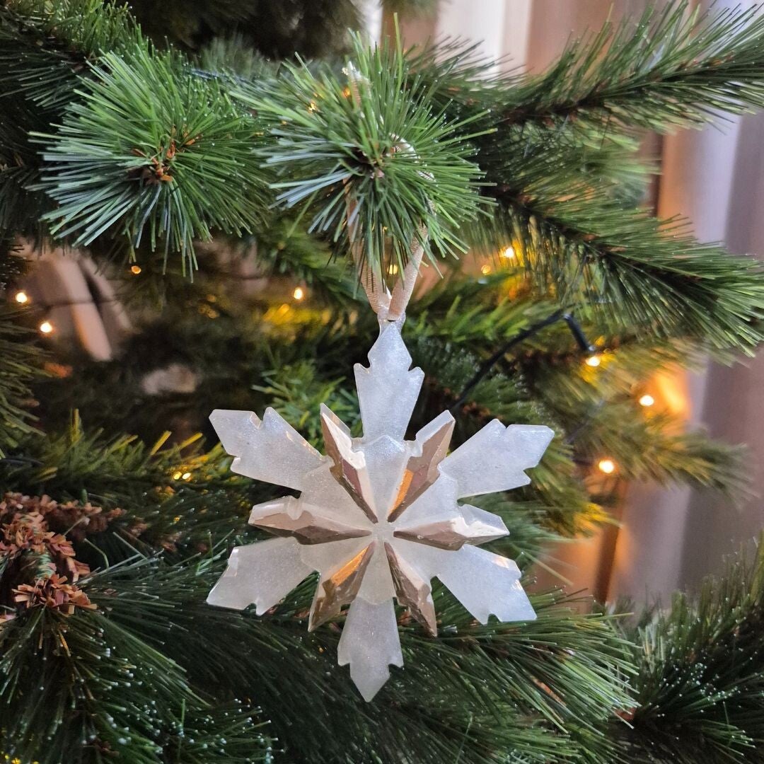 Kerstornament wit met goudkleurige details