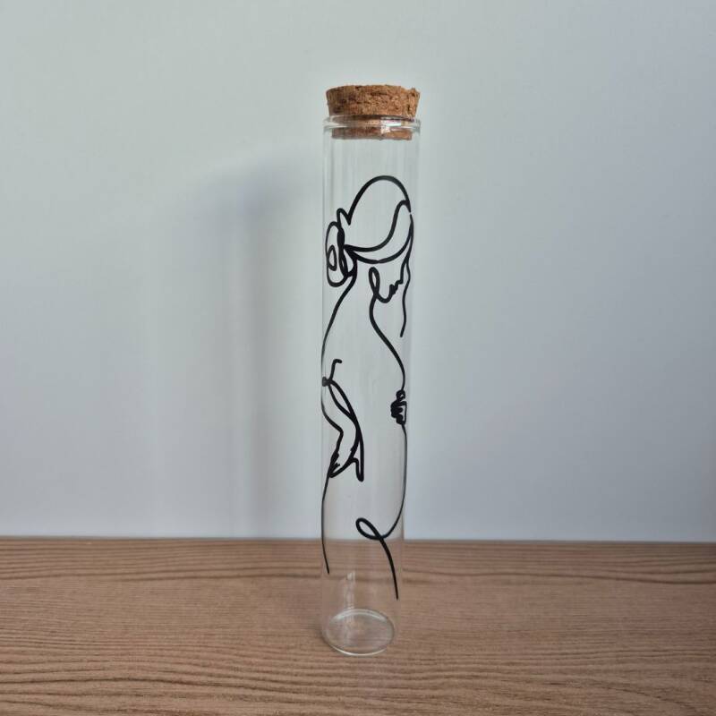 Zwangerschapstestbuisje met fine line art design bloeiend geluk