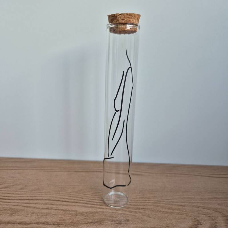 Zwangerschapstestbuisje met design tiny beginning in verschillende kleuren