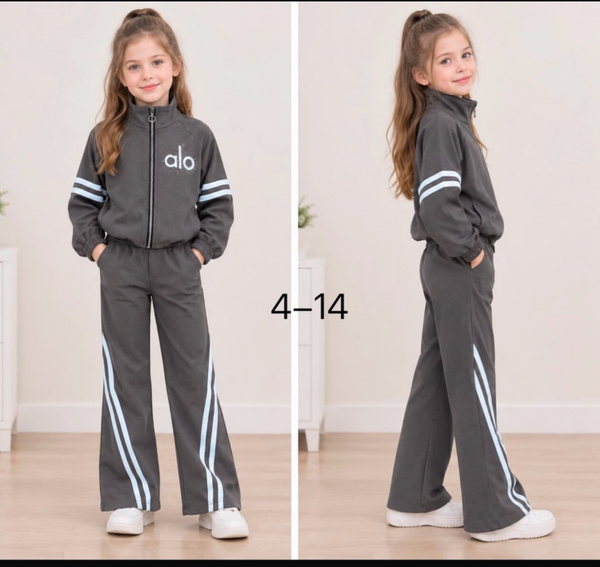 Joggingpak taupe.