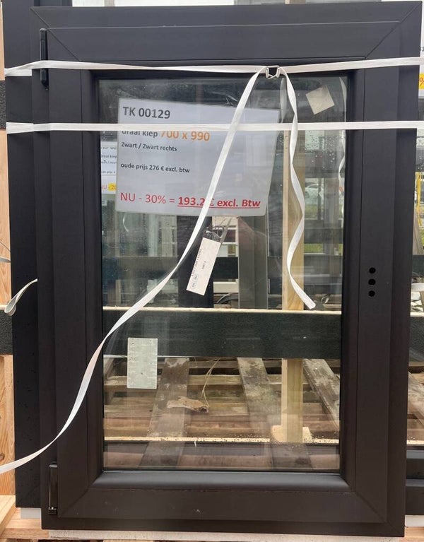 Raam, draaikiep, zwart/zwart, 700x990 (TK00129) - 2de keus = Visuele gebreken aanwezig