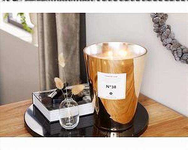 Geurkaars in goudkleurig glas van Lifa Living