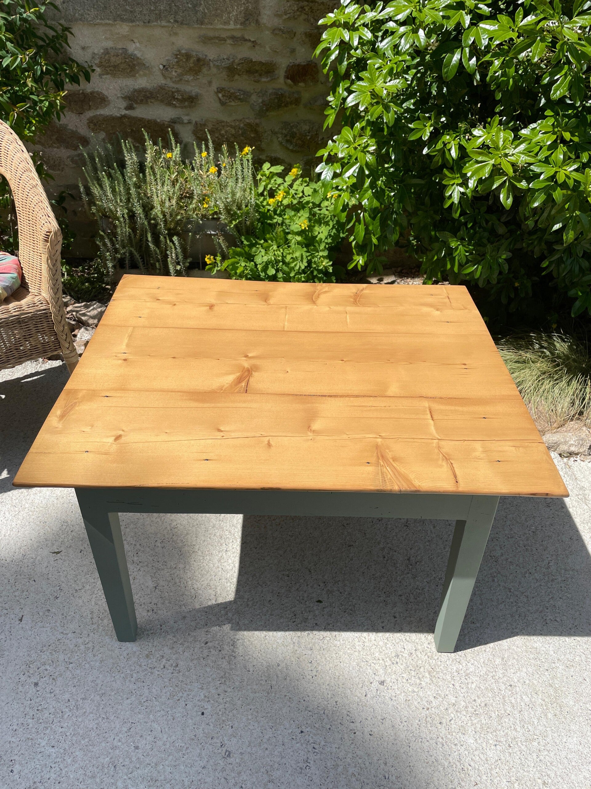 Capucine : Table basse ancienne en bois massif