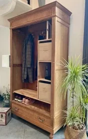 armoire transformée en vestiaire d’entrée