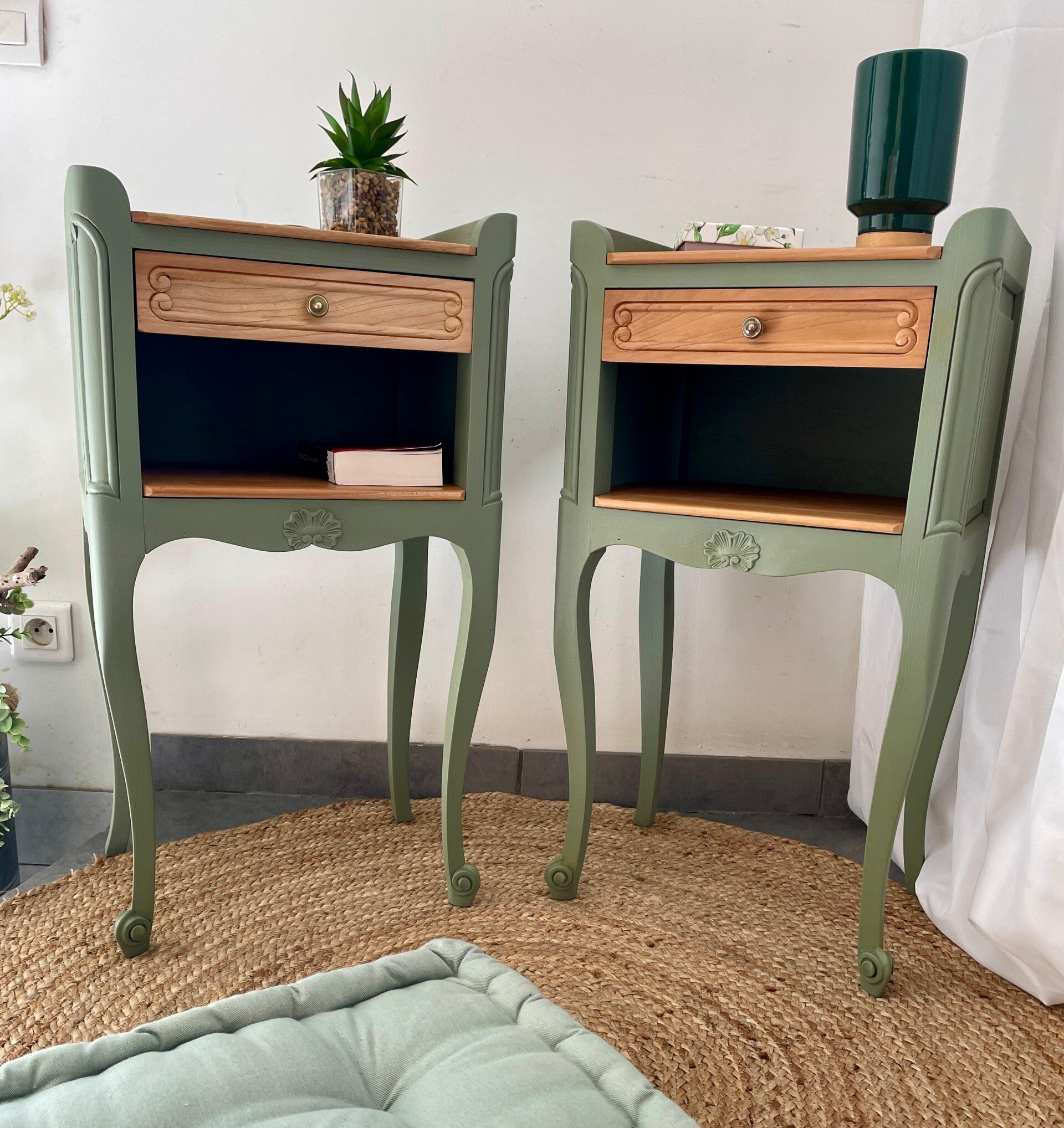 Paire de chevets en merisier relookés