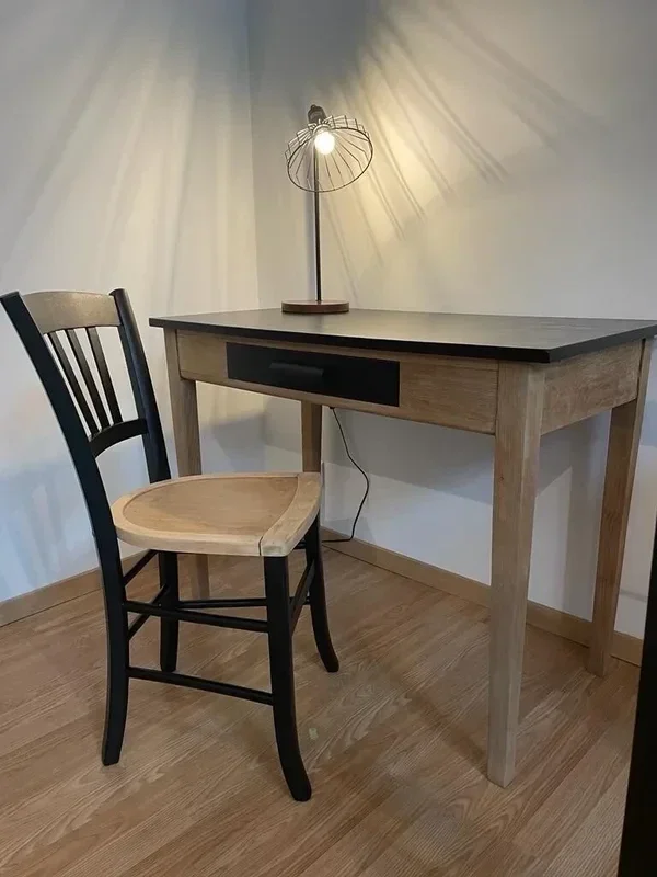 Félix : Petit bureau et sa chaise bistrot
