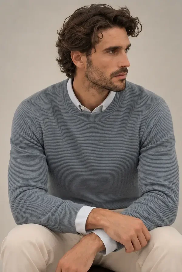 Maglia uomo girocollo blu polvere con lavorazione a rilievo