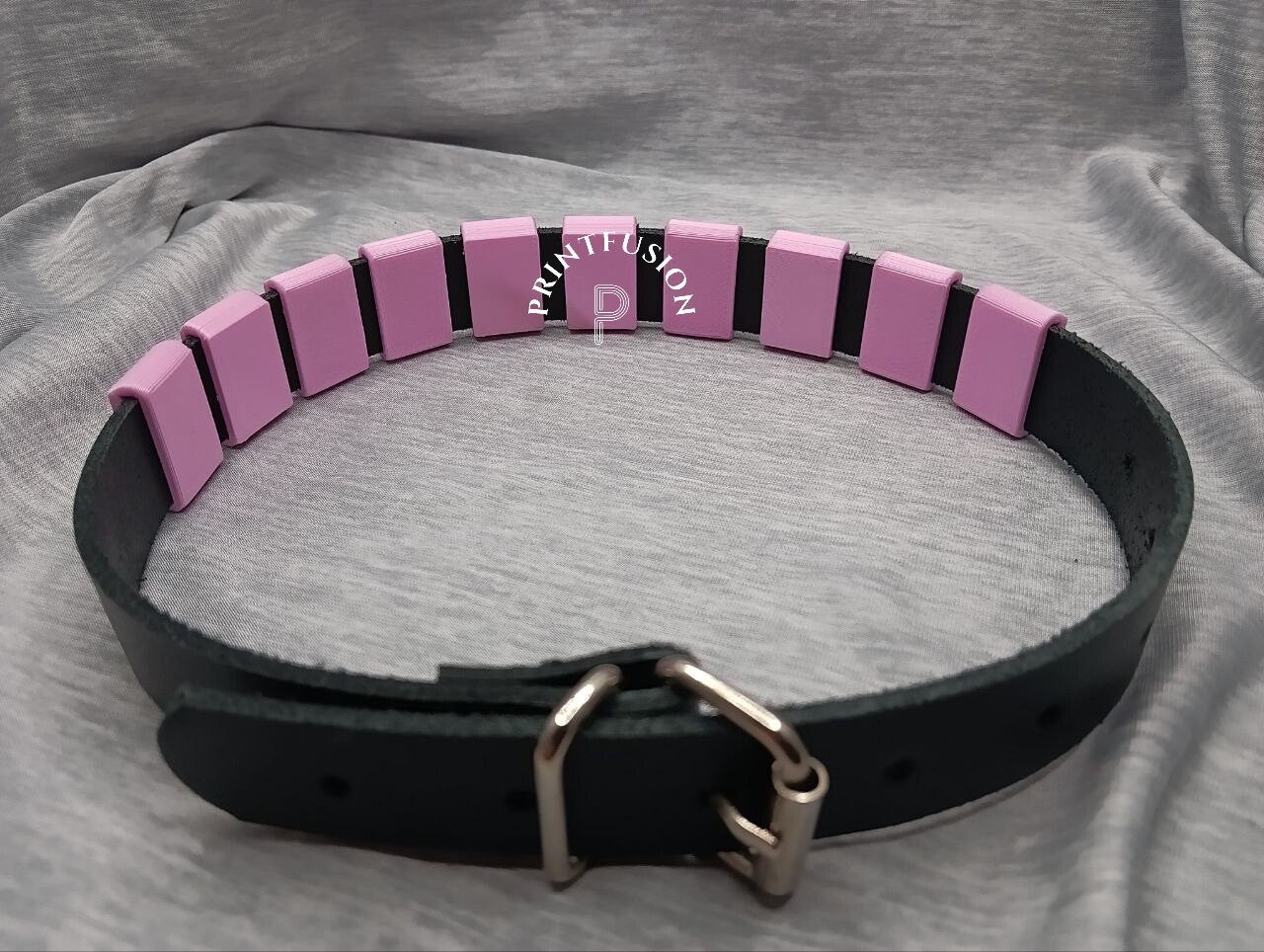 Halsband mit Steinchen