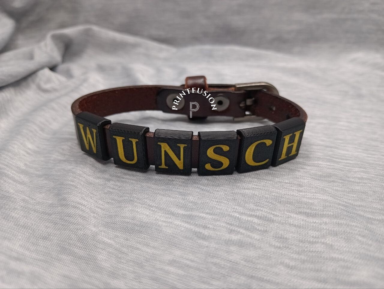 Armband mit Steinchen
