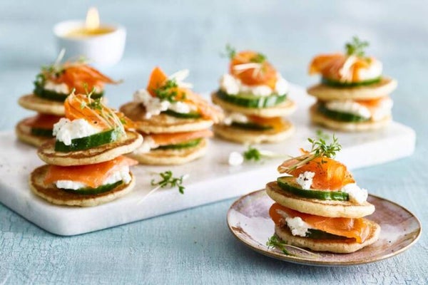 Blinitorentje gerookte zalm, roomkaas en komkommer (3 stuks)