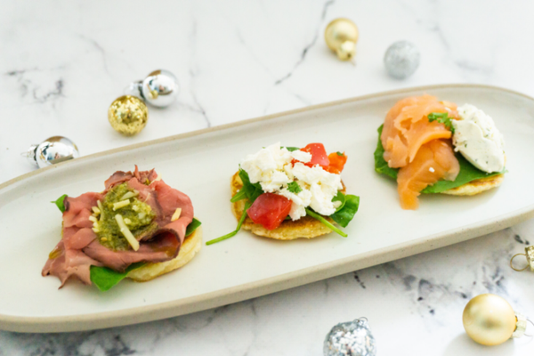 Blinitorentje rosbief met pesto, rucola en Parmezaanse kaas (3 stuks)