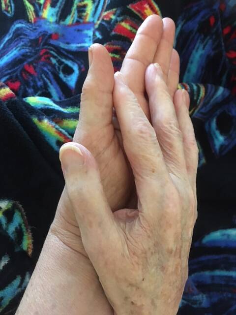 liefdevolle aanraking bij iemand met dementie