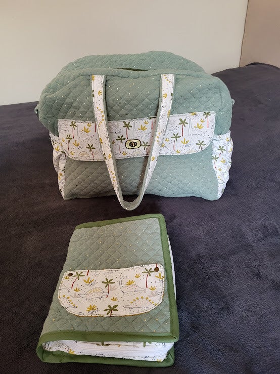 Sac à langer et son protège carnet de santé assorti