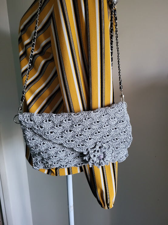 Sac pochette gris perle satiné