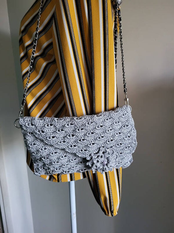Sac pochette gris perle satiné