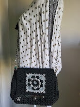 Sac noir satiné avec rabat