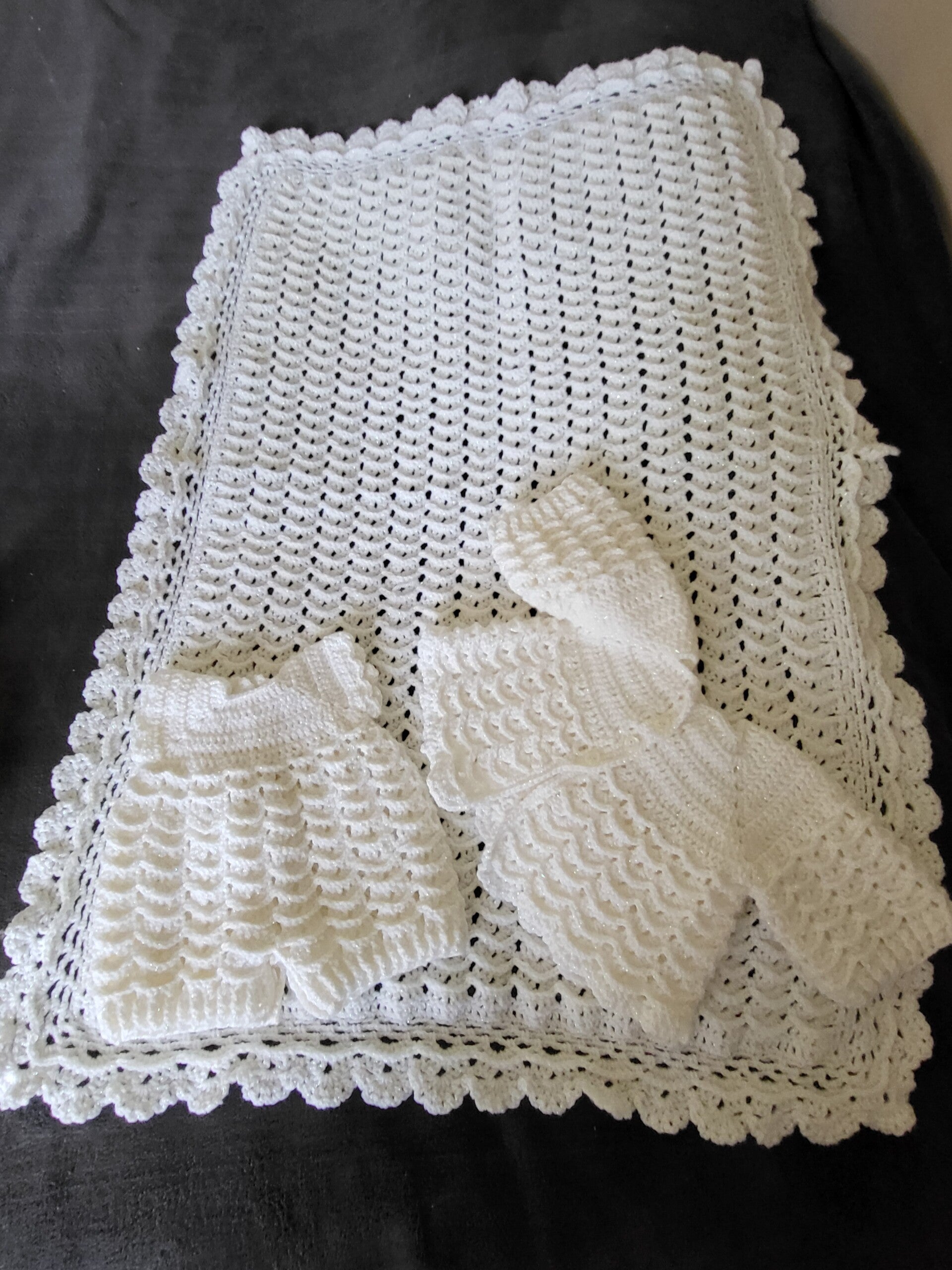 Couverture blanche et son petit ensemble assorti
