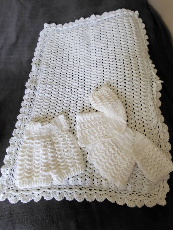 Couverture blanche et son petit ensemble assorti