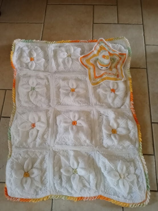 Couverture blanche fleur au tricot avec doudou étoile crochet assorti