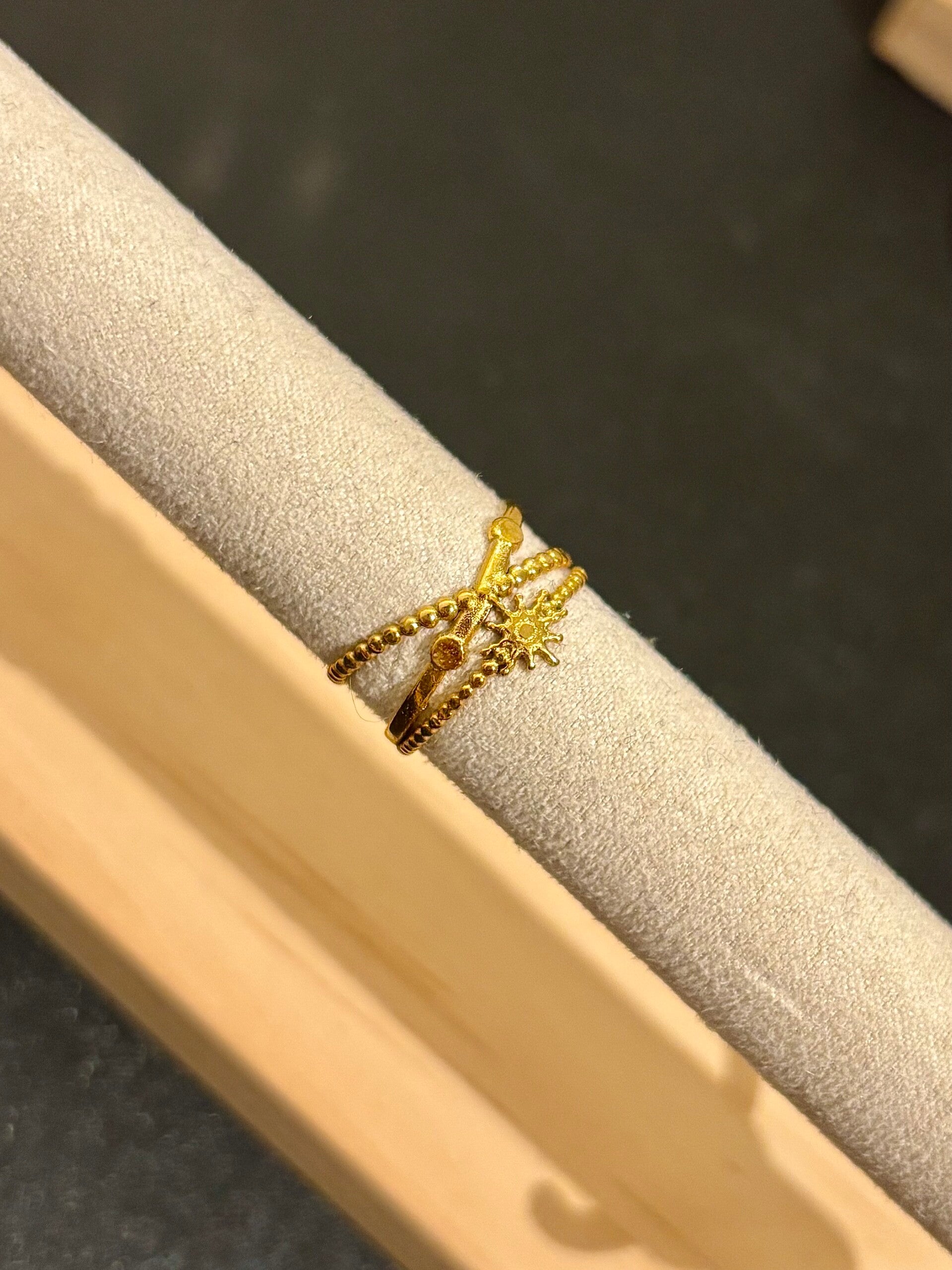 Twisted star ring