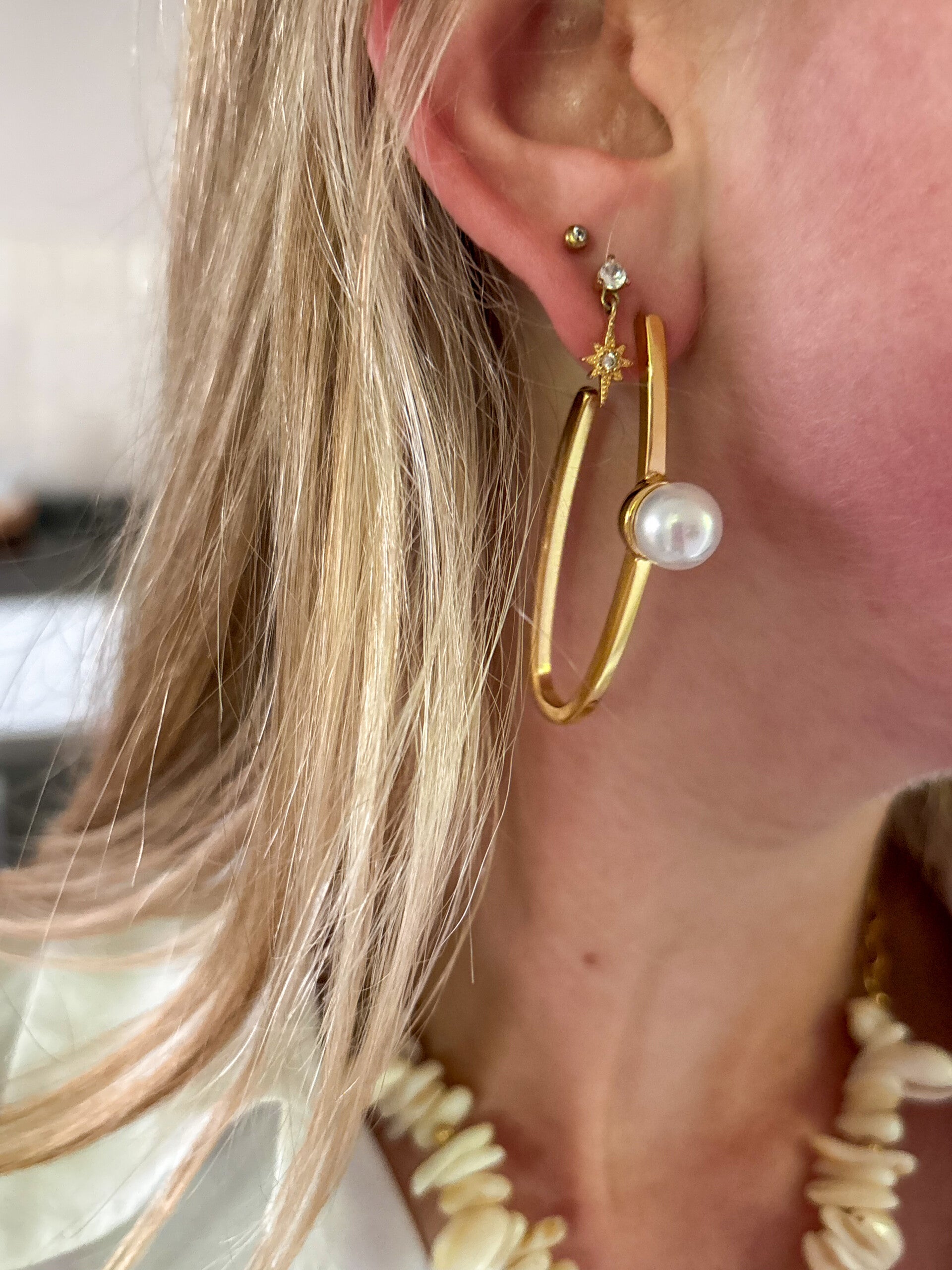 Pearl hoop oorbellen