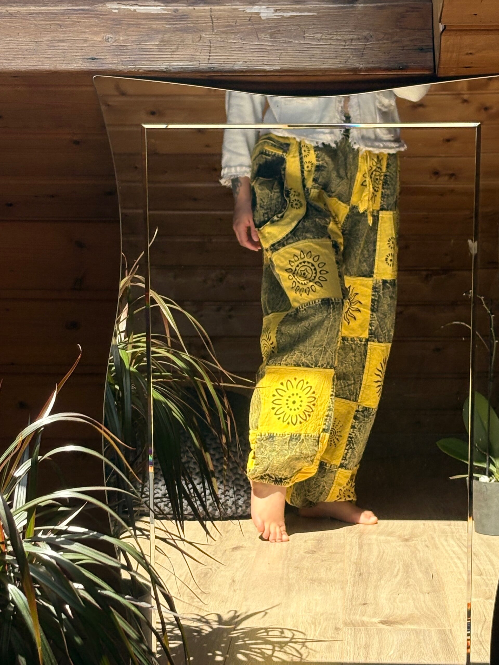 “Cosmic Patchwork" Goa-Hose – Stonewashed Aladinhose mit Sonnen- & Mandala-Print