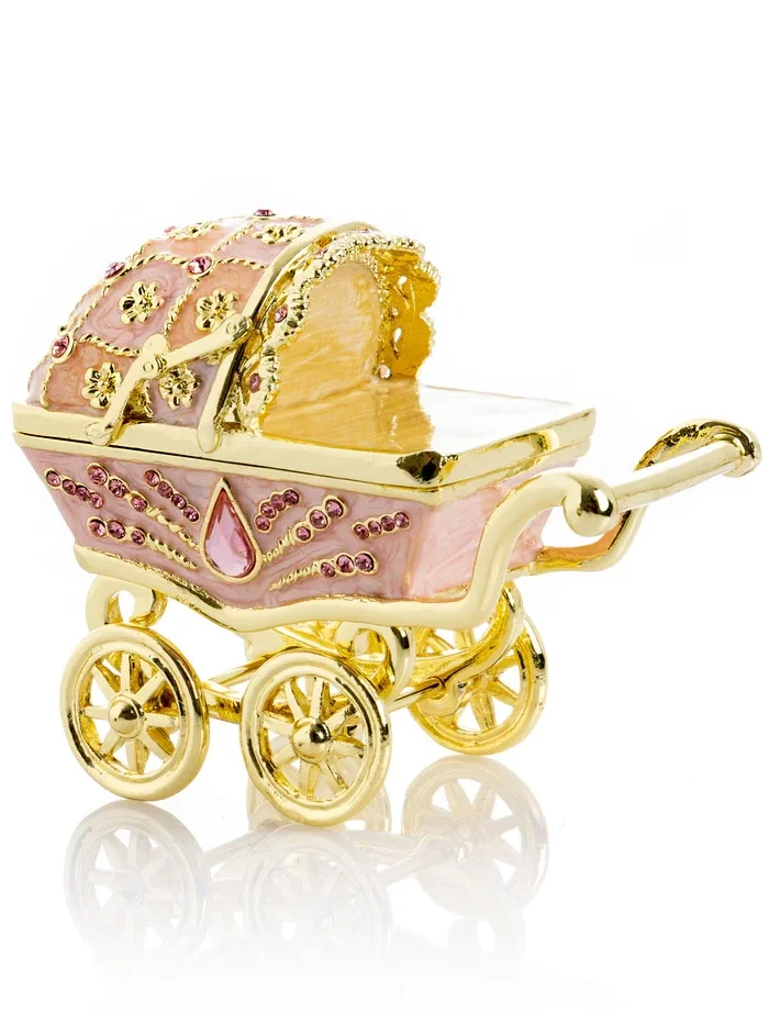 MTR754 Fabergé roze babywagen sieradendoosje miniatuur.