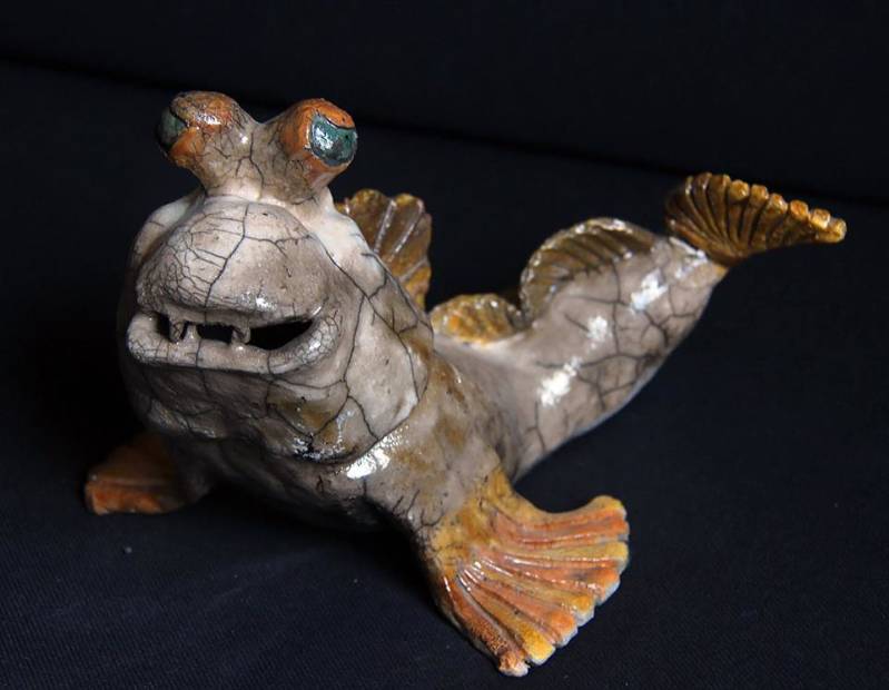 keramieken beeld modderkruiper