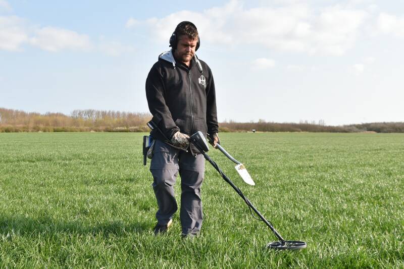 Johan Elzinga metaal zoeken op weiland