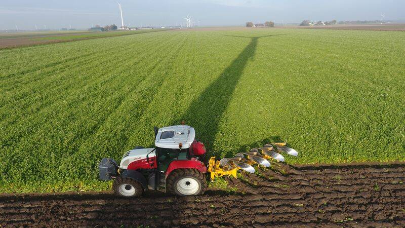 Afbeelding trekker ploegt akker | Luctor et Detector