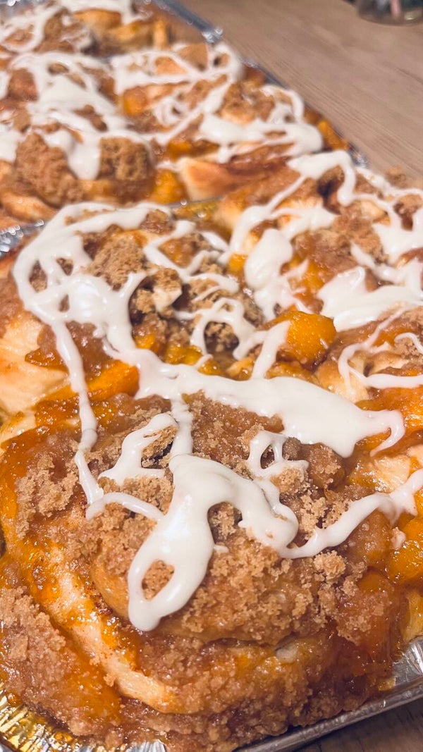 Peach Cobbler Cinnamon Roll 🍑