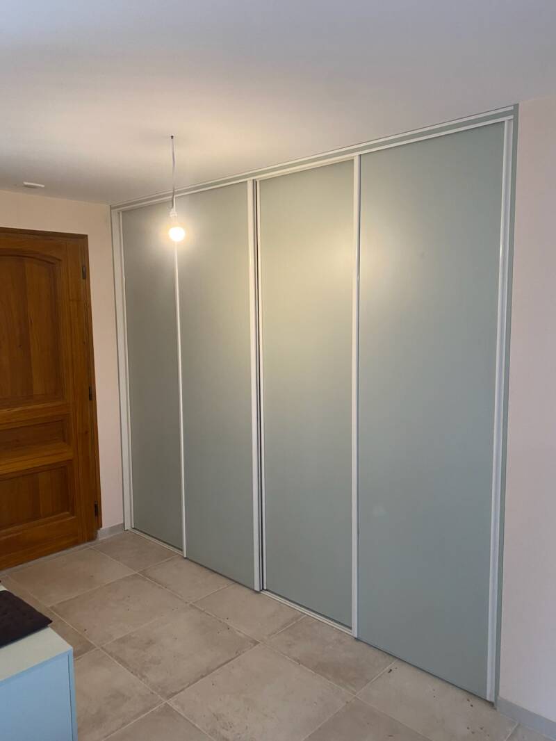 Placard sur mesure avec portes coulissantes 
