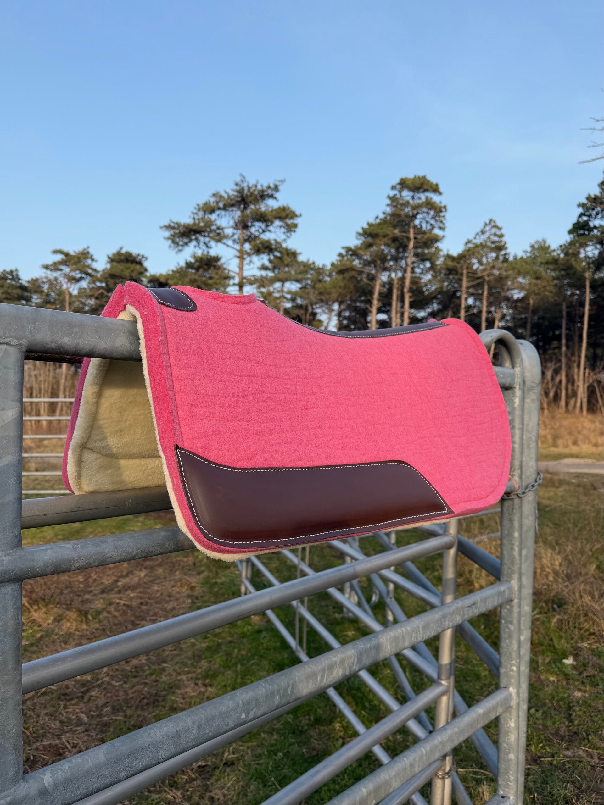 Pink Roundskirt Felt Pad with Synthetic Sheepskin