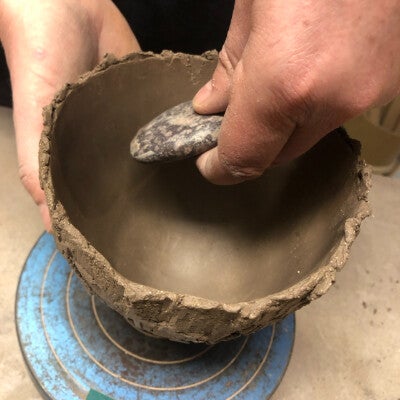 Modelage d'un bol en argile avec texture 