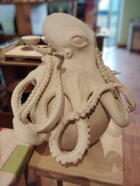 Modelage en grès blanc d'un octopus
