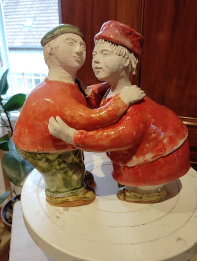 Personnage modelés représentant un couple de papi et mami de couleur orange et vert 