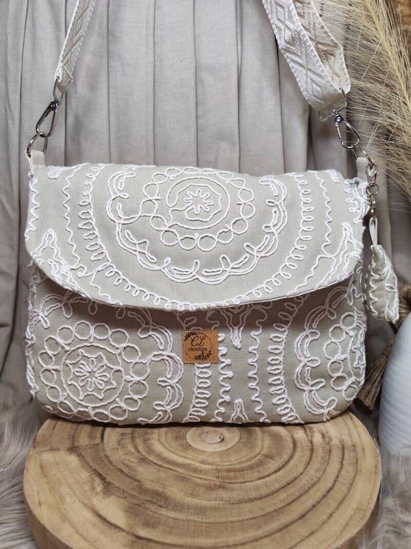Sac bandoulière style bohème a rabat brodé