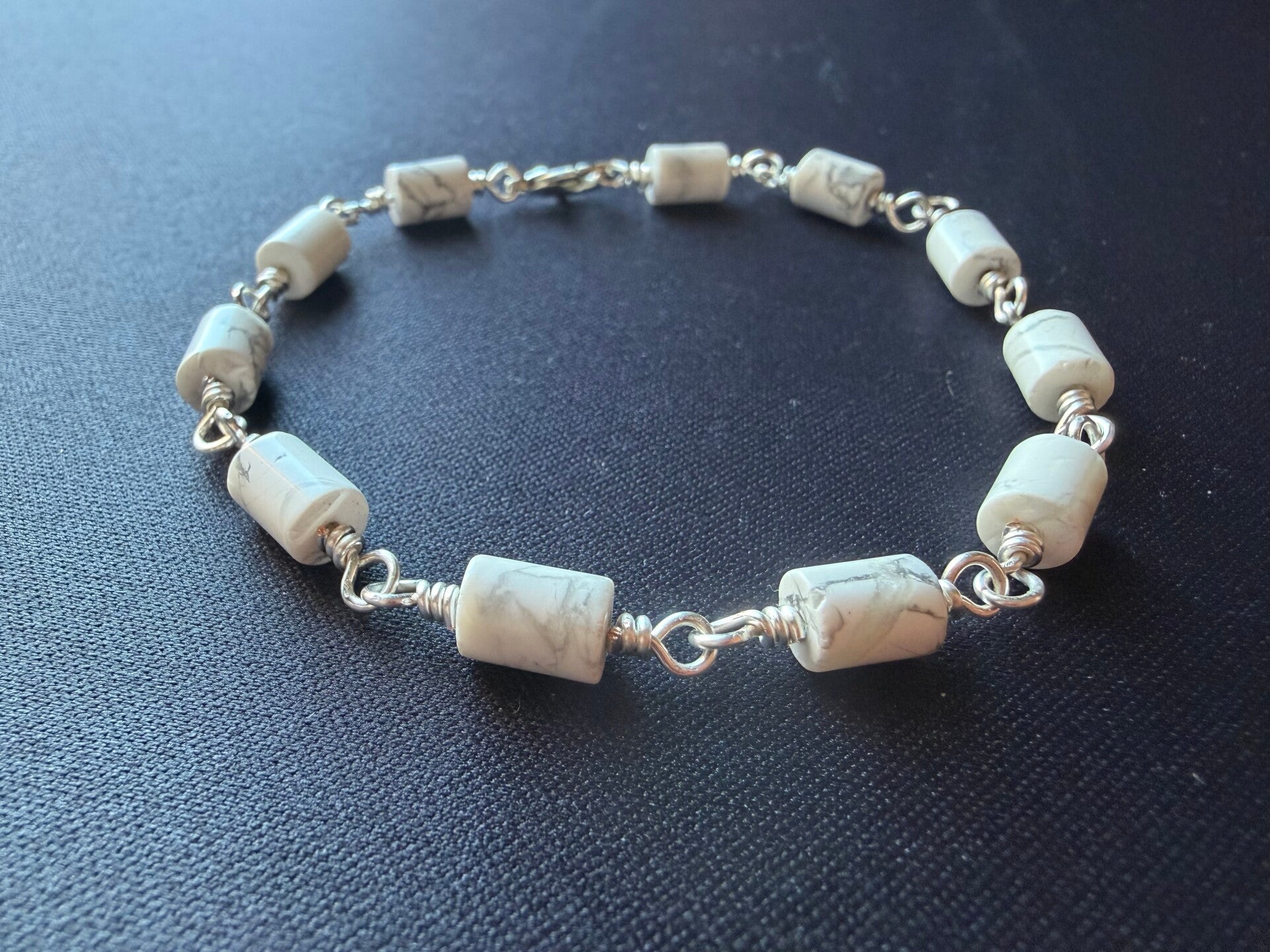 Howlite crystal bracelet in silver plated copper wire
