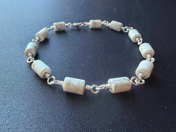 Howlite crystal bracelet in silver plated copper wire