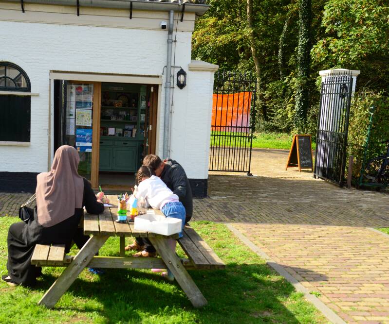 Poort met links Koetshuis