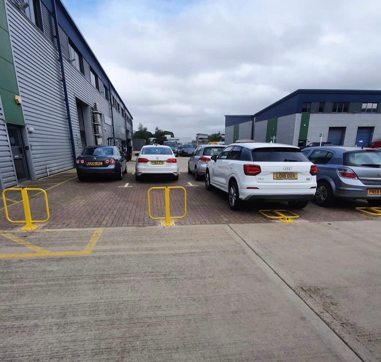 Folding parking post 