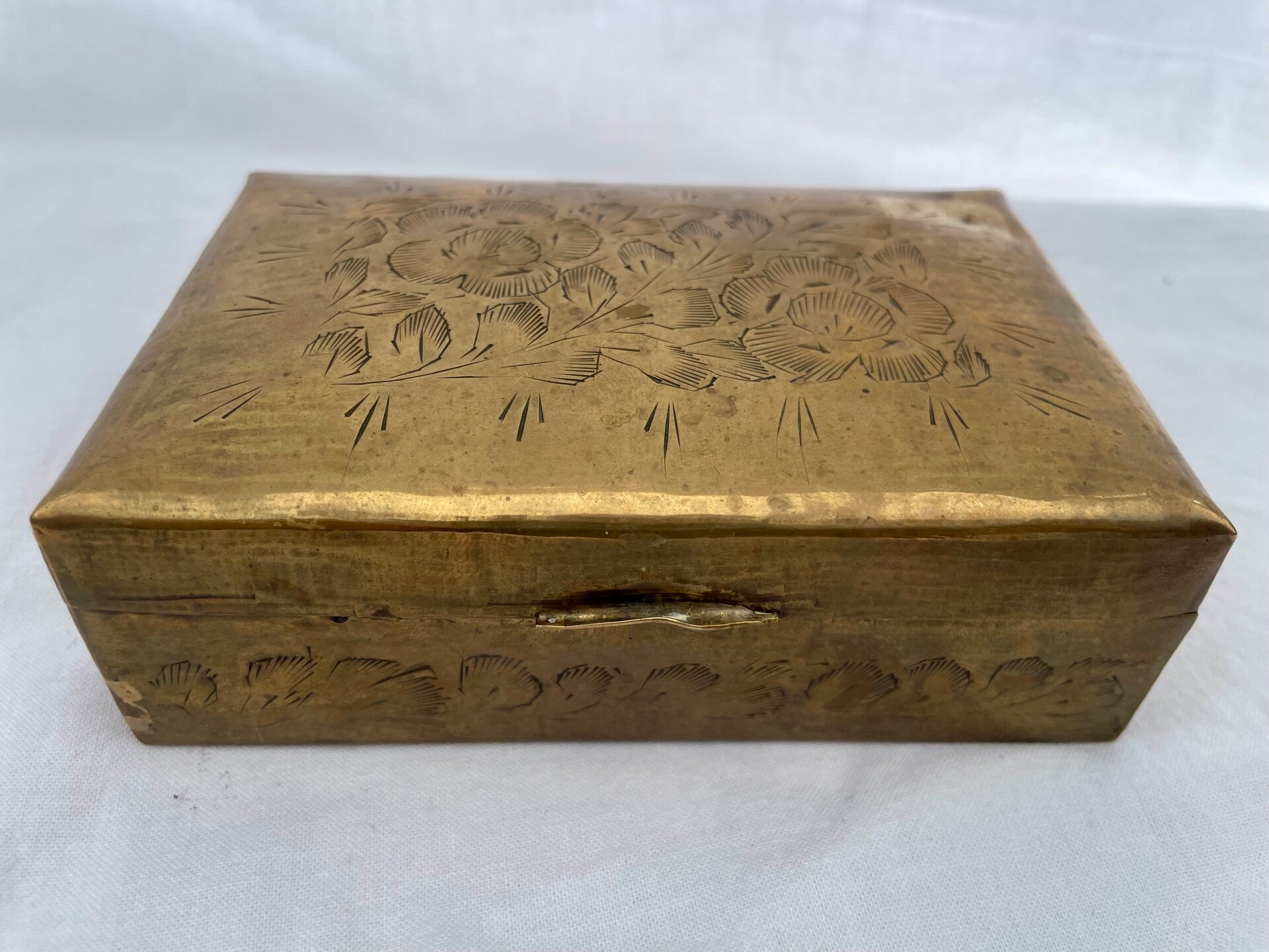 Handgeslagen geel koper