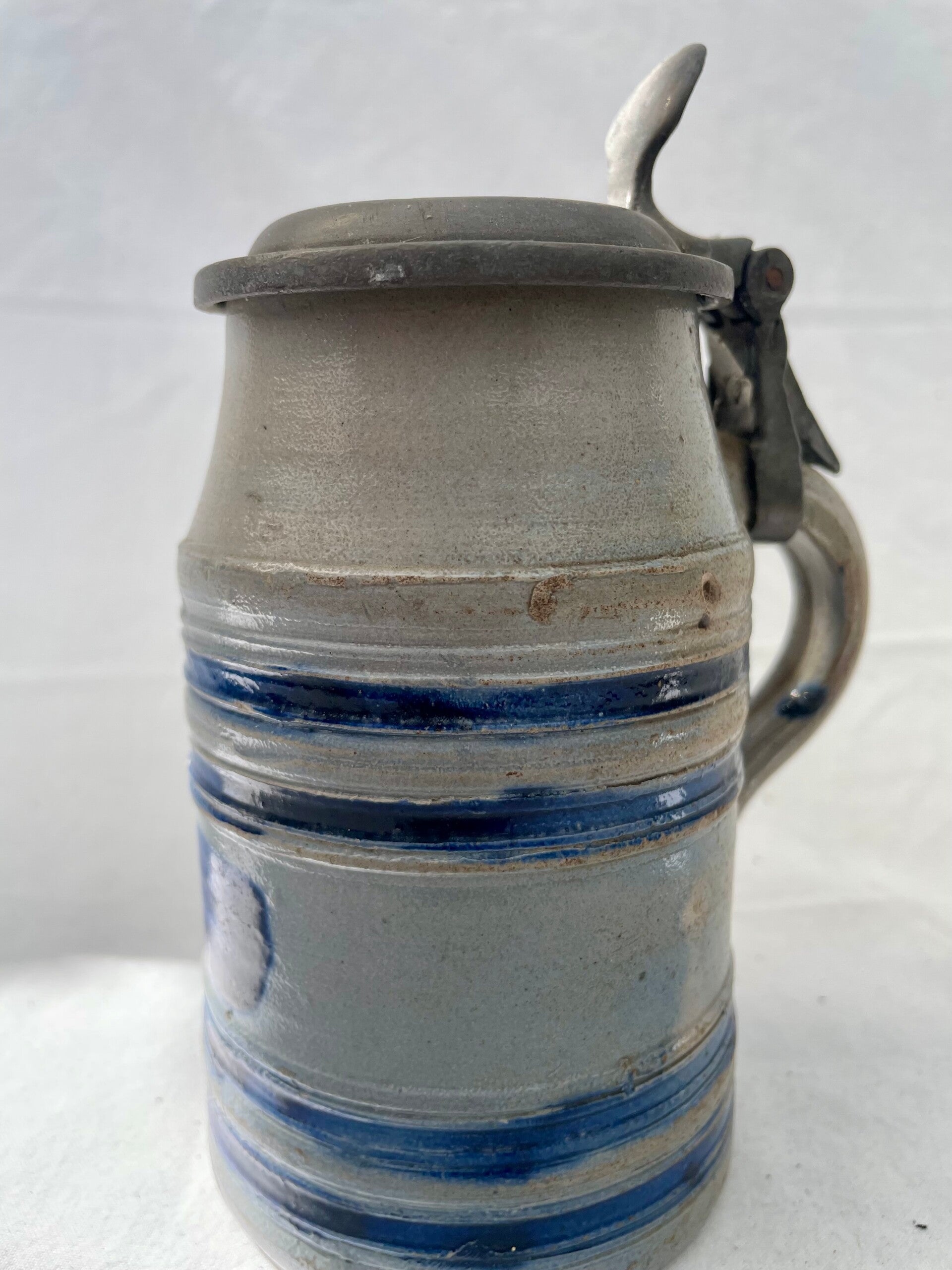 Antieke drinkbeker met klep