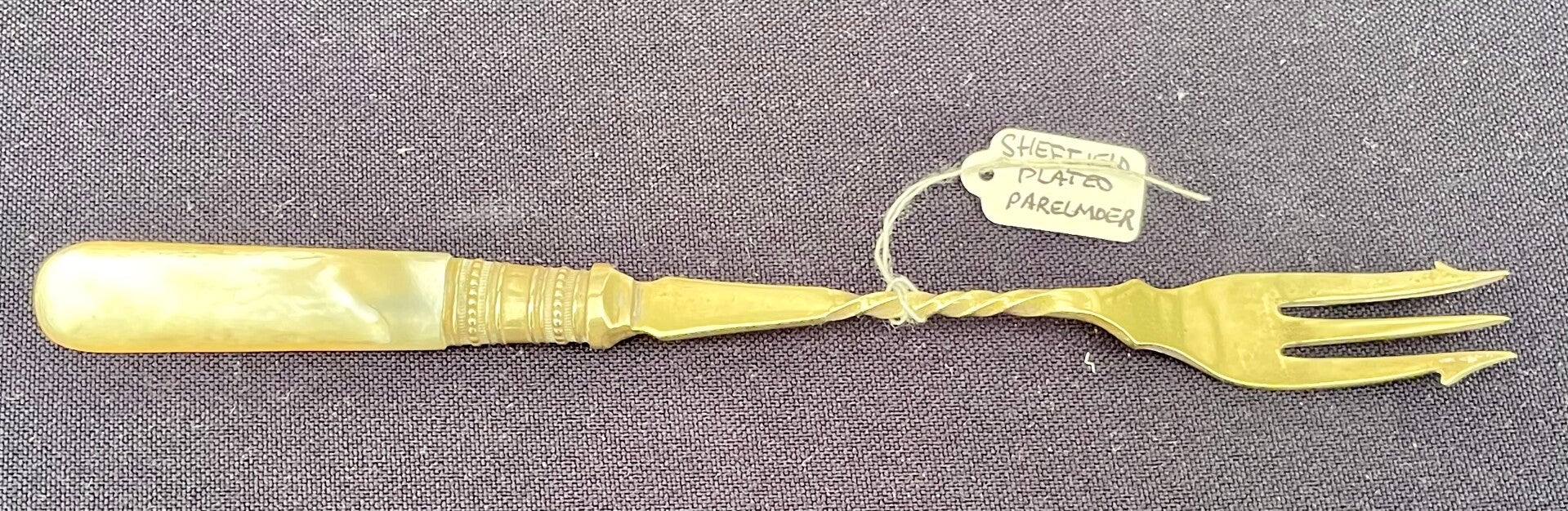 Antieke augurkenvork met parelmoer handvat