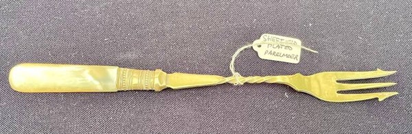 Antieke augurkenvork met parelmoer handvat