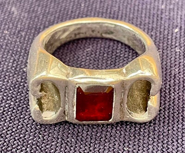 Ring met grote rode granaat