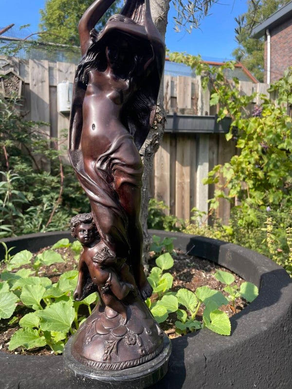 Dame met Putti in brons. Origineel. A. Moreau.