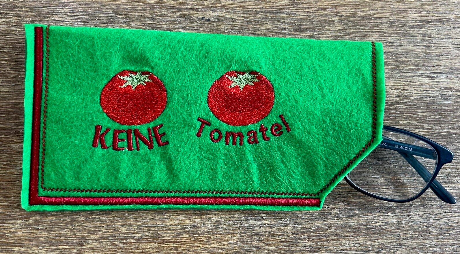 Filz-Brillenetui „KEINE Tomaten“ – Witziger Schutz in Giftgrün