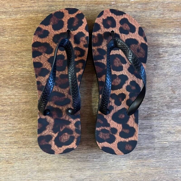 Zehentrenner „Wild Cat“ – Leopard-Print in Gr. M