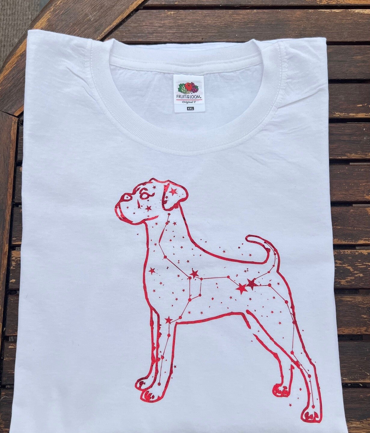T-Shirt „Deutscher Boxer“ – Sternbild-Edition in Rot-Metallic (Größe 4XL)